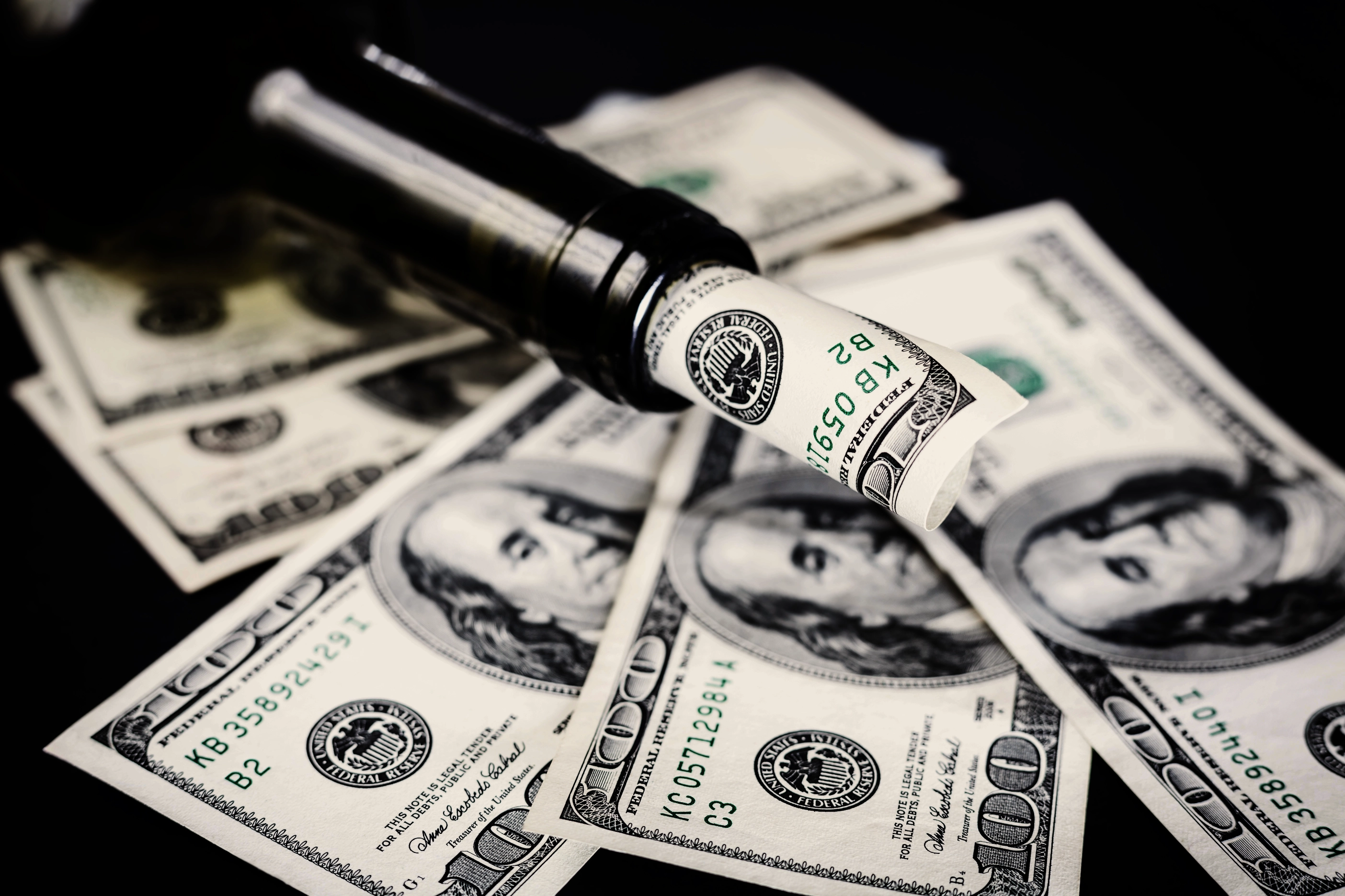 Weinflasche-mit-Dollar-Noten